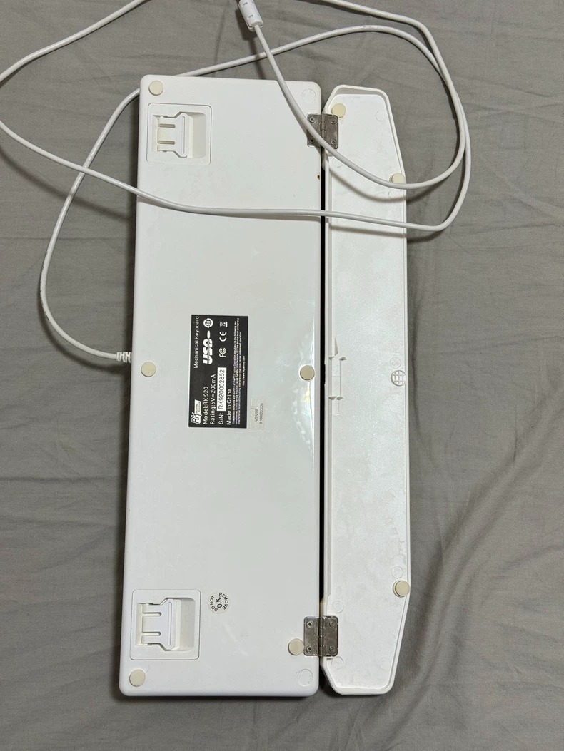 RK RG-920机械键盘,白色青轴(混光版),带RGB背光。 键盘成色很新,按键手感舒适,灯光效果很棒。配套原装腕托,打字很舒服。 有线连接,接口是USB RK RG-920机械键盘,白色青轴(混光版),带RGB背光。 键盘成色很新,按键手感舒适,灯光效果很棒。配套原装腕托,打字很舒服。 有线连接,接口是USB